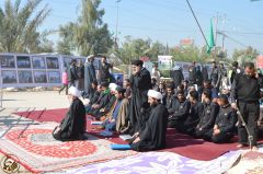 (١١٢) آية الله الأستاذ الشيخ حسن الجواهري يؤم المصلين في الموقع المركزي للمشروع التبليغي للحوزة العلمية في زيارة الأربعين