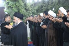 (١١٨) آية الله السيد جعفر الحكيم يؤم المصلين في طريق يا حسين