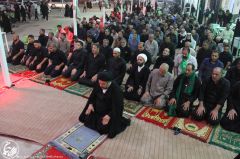 (١٣٩) سماحة الأستاذ في الحوزة العلمية السيد محمد علي بحر العلوم يؤم المصلّين على طريق يا حسين