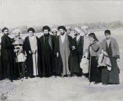 (١٦٨) السيد احمد الخميني متبركاً بمسيرة الاربعين المباركة