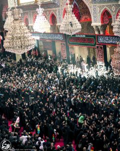 (١٧٤) زوار الامام الحسين عليه السلام وهم يأدون زيارة الأربعين