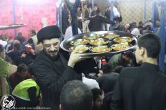 (٢٠٠) احد طلبة الحوزة العلمية في خدمة زائري ابي عبد الله الحسين عليه السلام