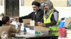 (٢٠٤) احد طلبة الحوزة العلمية يقوم بتوزيع المياه للزائرين