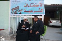 (٩١) أحد الطلبة المبلغين يجيب على أسئلة السائرين