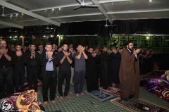 (٩٥) أحد طلبة الحوزة العلمية في النجف الأشرف يؤم المصلين في المشروع التبليغي للحوزة العلمية في زيارة الأربعين