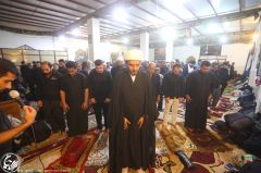 (٩٧) أحد طلبة الحوزة العلمية يؤم المصلين على طريق يا حسين