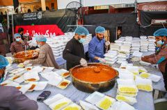 موكب بطل خيبر - العتبة العلوية المقدسة يخدمون زائرين الأربعين