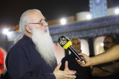 عالم دين مسيحي يتشرف بزيارة مسجد الكوفة وهو في طريقه الى كربلاء