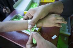 أكثر من (٥٠٠ ألف) سوارٍ تعريفيّ على مراكز إرشاد التائهين والعجزة والأطفال